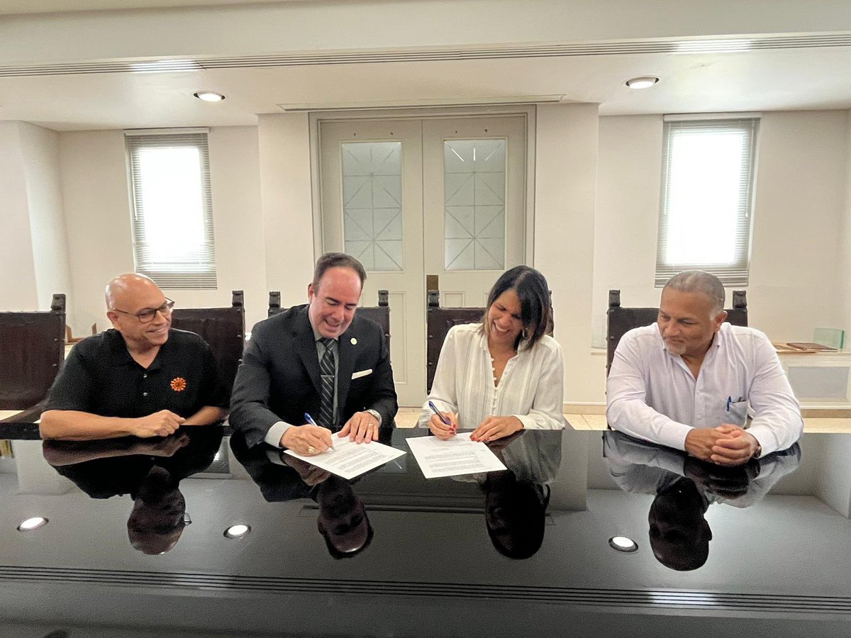 UPR_Oficial's tweet photo. El presidente de la Universidad de Puerto Rico (#UPR), @luisferrao, firmó ayer el convenio colectivo de la Hermandad de Empleados de Exentos No Docentes de la UPR (#HEEND) logrando así atender los reclamos que por varios años han realizado.
https://t.co/ffVA9bXR4V https://t.co/p0r7kq8A69