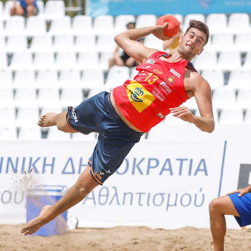 RFEBalonmano's tweet photo. 💥 ¡VUELVEN LOS #HispanosArena🇪🇸! 🏖️

🔜 Primera actividad de la temporada para preparar la próxima gran cita: el @EHFEURO 2023🇵🇹

📆 26-30 Abril
📌 @AytoAntequera

📝👇 Descubre a los jugadores convocados por @_chispi_