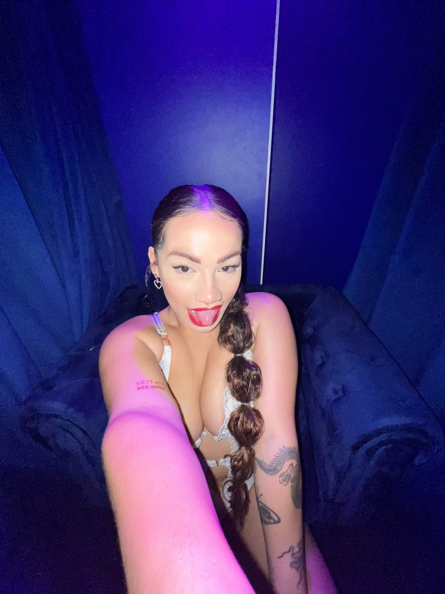 lililo55810936's tweet photo. want to squeeze my tits? https://t.co/cUYRqQ3GYT