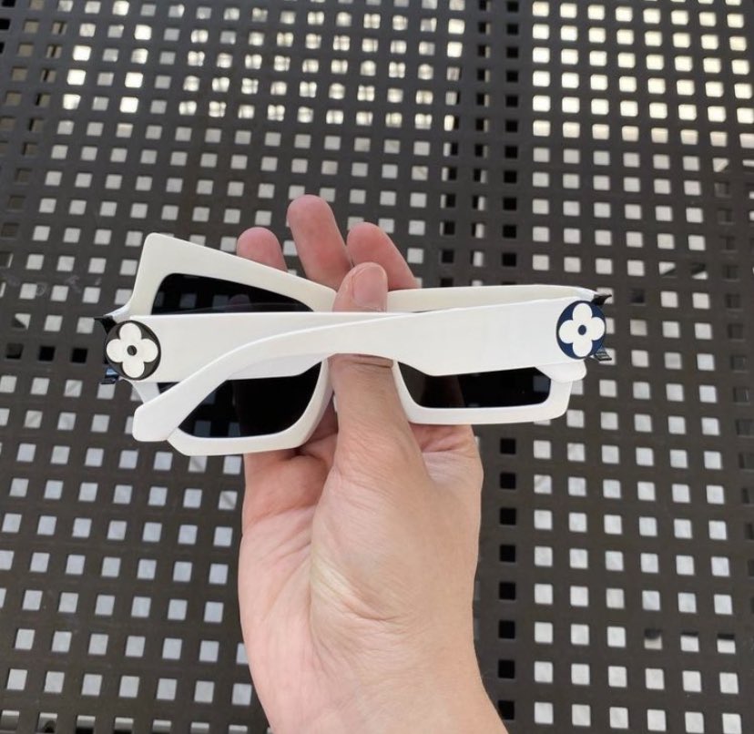 frowmagazine's tweet photo. Would you wear? 👀😎 

Credit: @LouisVuitton @virgilabloh @Shtreetwear 

#LouisVuitton #fashion #Sunglasses #FROW https://t.co/pU3kgWmISo