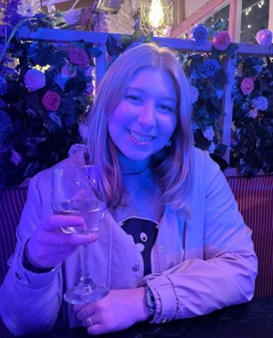 Graduation is coming up, so we want to 
highlight the wonderful seniors of our music program!
Today we have Julia Lankisch, a Mezzo Soprano major
as well as environmental science. After college, she 
plans to work with AmeriCorps on climate justice