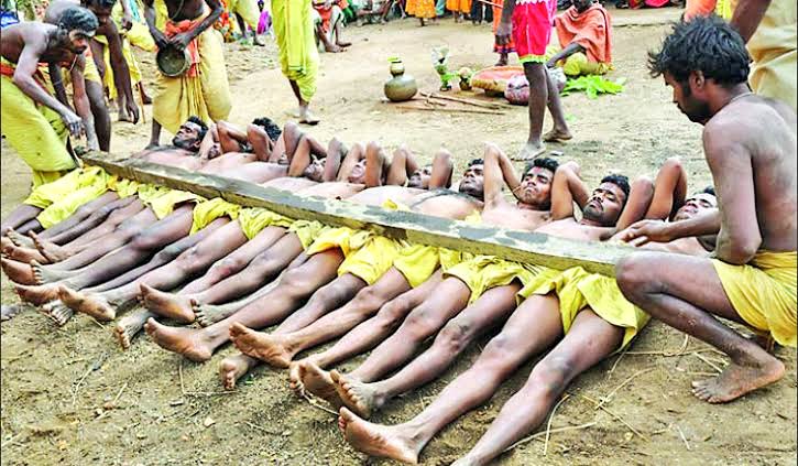TaraTariniPith's tweet photo. During ancient period Danduas used to assemble at Tara Tarini & with some hard rituals culminate their Danda on Sankranti day.
But that tradition was changed. Danda groups increased abnormally & now they culminating in their own locality instead of Tara Tarini
VC: #GanjamCalling https://t.co/WittbLYfD6