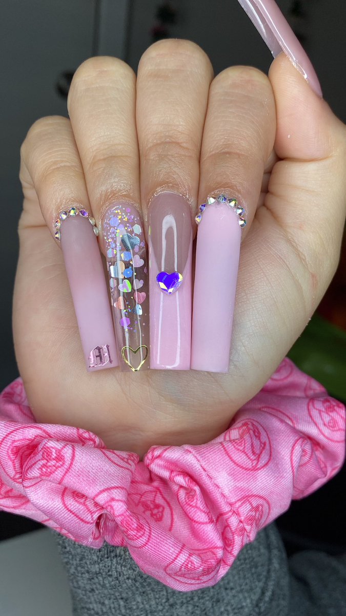 Houston tx 📍 
3 years in the nail industry
Long lashing acrylics, 4+ weeks 

Sets $65/ after hour availability 
IG page / @nailsbykayla_xo

In search of clientele, expanding moving up into a suite soon 🫶🏼 
happy to say I won’t b home based any longer <3 
Please RT