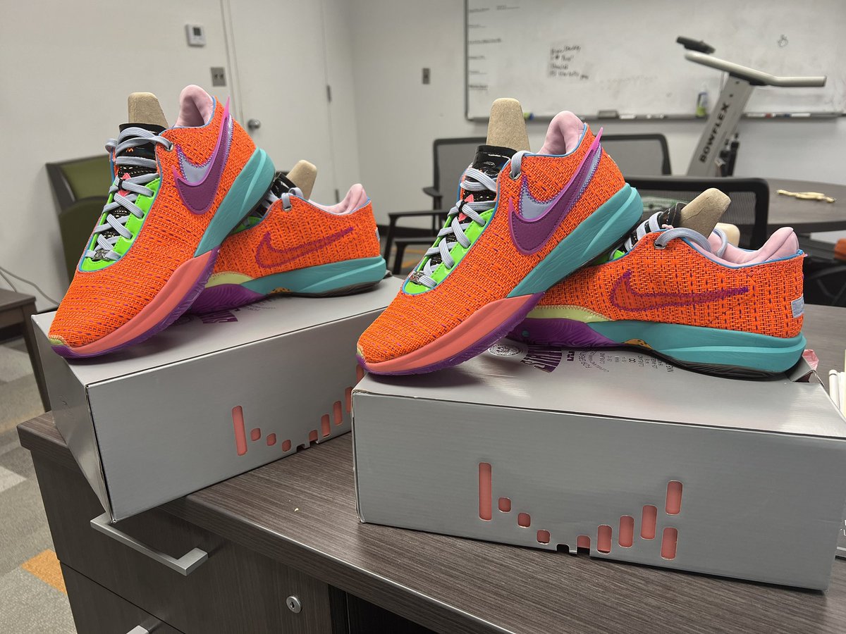 HCWillieSimmons's tweet photo. There are some perks to being the O&G Draft Commissioner!!! I know itโs been a minute, but โYeen Got Deez!โ
#FAMULY #HeadCoachSwag #HCShoeGame
๐๐๐ https://t.co/RYgCT9zmbP