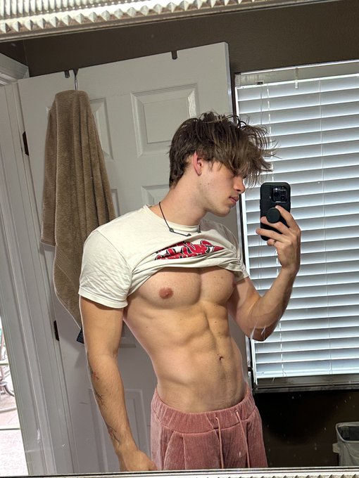 Pink pants https://t.co/5bHu24it71