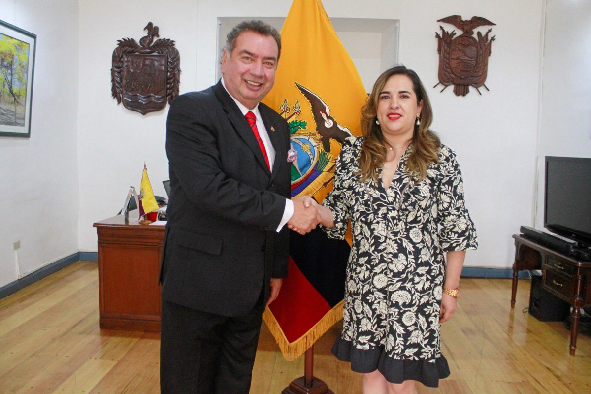RCivil_Zona7's tweet photo. #LOJA | @CrusenkaT, Coordinadora Zonal 7 de @RegistroCivilec, realizó visita protocolaria a @FredyBravoB @GoberLoja, con el fin de articular acciones que permitan sumar esfuerzos en la entrega de los servicios de forma ágil con calidad y eficiencia a la ciudadanía. https://t.co/mI7jL8MuMT