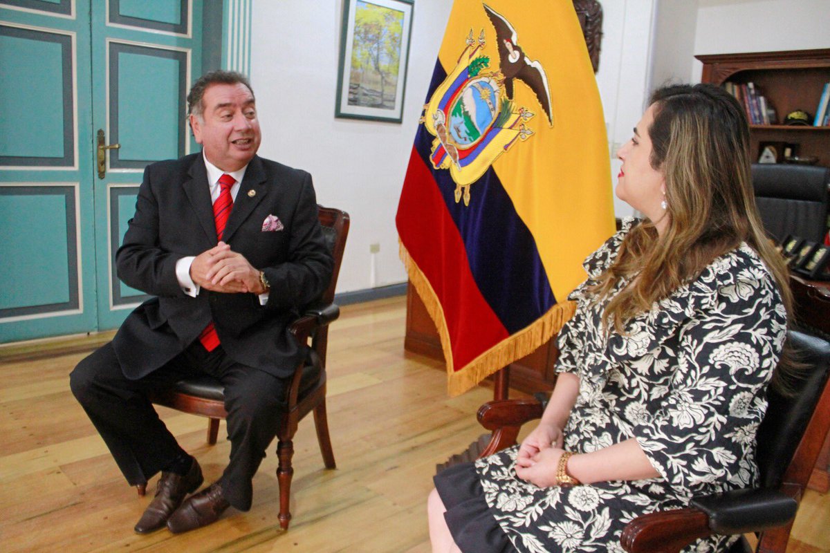RCivil_Zona7's tweet photo. #LOJA | @CrusenkaT, Coordinadora Zonal 7 de @RegistroCivilec, realizó visita protocolaria a @FredyBravoB @GoberLoja, con el fin de articular acciones que permitan sumar esfuerzos en la entrega de los servicios de forma ágil con calidad y eficiencia a la ciudadanía. https://t.co/mI7jL8MuMT