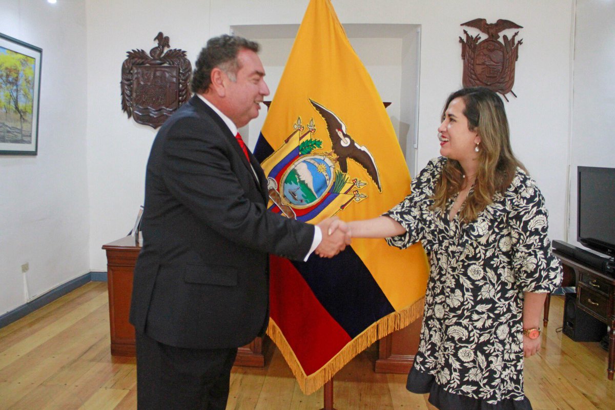 RCivil_Zona7's tweet photo. #LOJA | @CrusenkaT, Coordinadora Zonal 7 de @RegistroCivilec, realizó visita protocolaria a @FredyBravoB @GoberLoja, con el fin de articular acciones que permitan sumar esfuerzos en la entrega de los servicios de forma ágil con calidad y eficiencia a la ciudadanía. https://t.co/mI7jL8MuMT