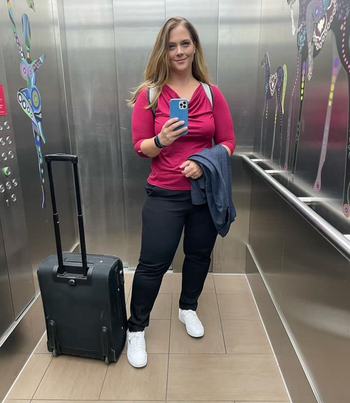 HeikeMistila's tweet photo. Good morning my dear dots!

It's on the way up! 🙏💪🤘

 #aufzugselfie #aufzug #business #businesswoman #businesstrip #smileandtheworldsmileswithyou #arbeitseinsatz #workandtravel #esgehtaufwärts #smileandbehappy #lächelnunddieweltverändern #daswirdwunderbar #vorfreude https://t.co/ZLhZz2UQxV