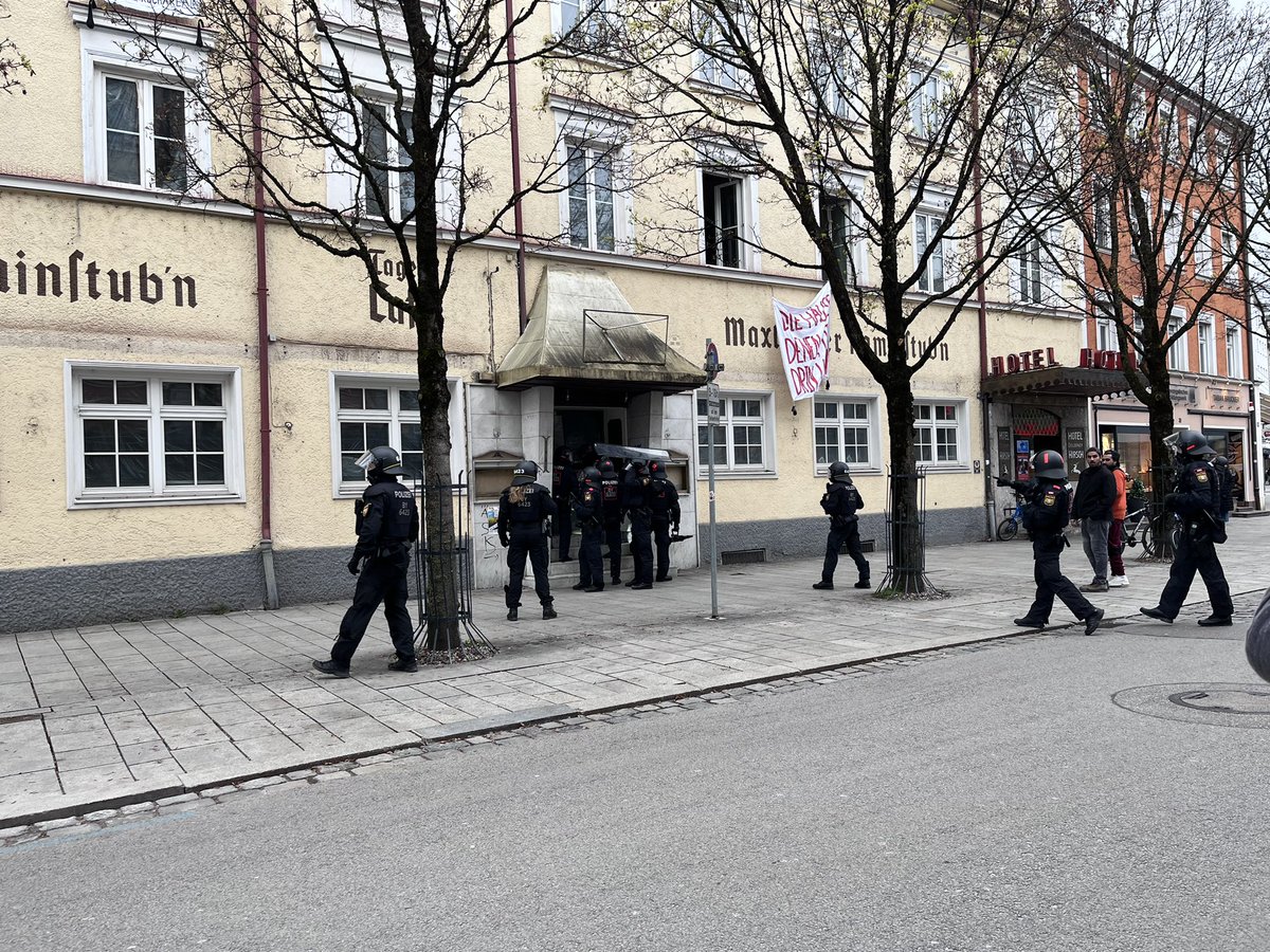Bohrer_Glas's tweet photo. Hausbesetzung #Rosenheim  - Polizei nun im Gebäude.    @BR24 https://t.co/AnuR4SgFth