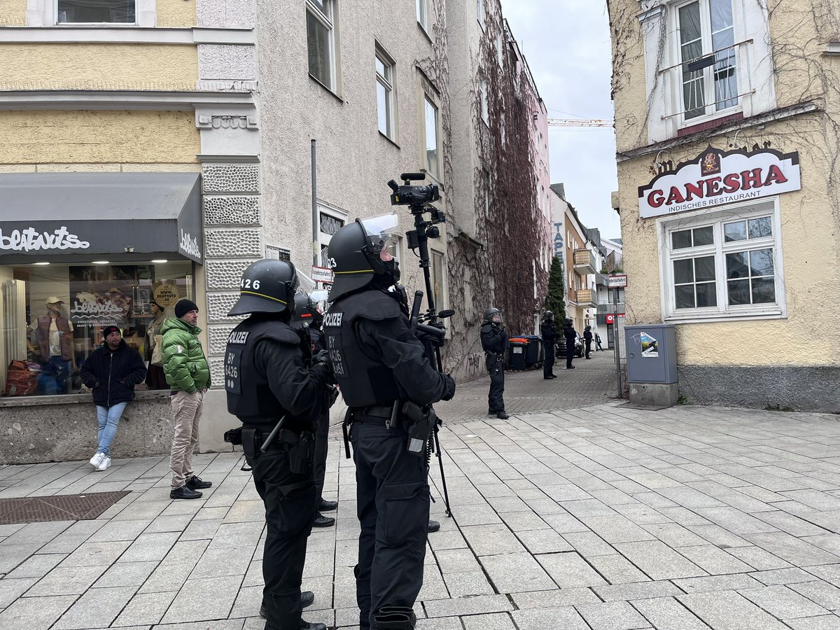 Bohrer_Glas's tweet photo. Hausbesetzung #Rosenheim  - Polizei nun im Gebäude.    @BR24 https://t.co/AnuR4SgFth