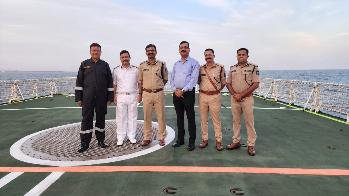 deepakrajani123's tweet photo. સૌરાષ્ટ્રના સાગરકાંઠામાં આખી રાત કોઈ ઉચ્ચ પોલીસ અધિકારી રોકાય? આવો સવાલ થાય ત્યારે તેનો જવાબ હા માં મળે છે. ગુજરાતના ડીજીપી વિકાસ સહાય ગઈકાલે રાત્રે પોરબંદરના દરિયામાં આખી રાત રહ્યા અને કોસ્ટલ પેટ્રોલિંગનું નિરીક્ષણ કર્યું .તેમની સાથે આઈબી નાવડા અનુપમસિંહ ગેહલોટ પણ  રહ્યા. https://t.co/x8emmJoPr6