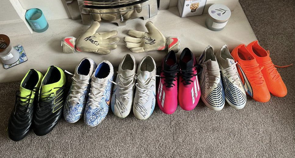 💚Oliver’s done a Deal for <a href="/DerianHouse/">Derian House Children's Hospice</a> with some of the <a href="/Rovers/">Blackburn Rovers</a> players today. Signed boots and gloves to add to his growing raffle prizes. Big Thanks 💙🤍
<a href="/SamGallagher40/">Sam Gallagher</a> <a href="/BradDacks40/">.</a> <a href="/benbreo/">Ben Brereton</a> <a href="/aynsley_pears/">Aynsley Pears</a> <a href="/DomHyam_95/">Dom hyam</a> @TyrhysDolan10 #trav #Morton #Ayala