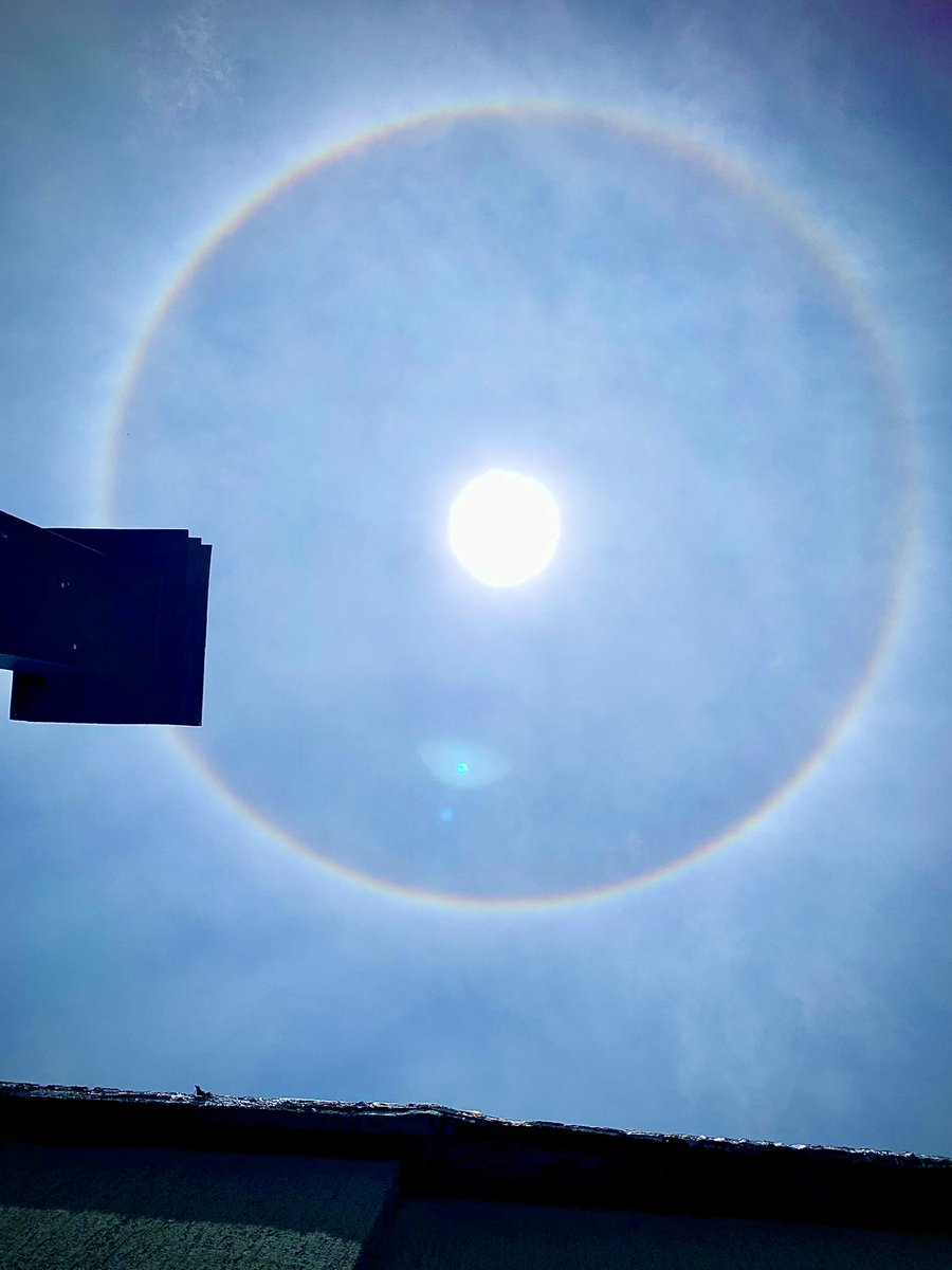 Adridual's tweet photo. Un arcoíris 🌈 alrededor del sol 🌞 https://t.co/wRzsBPBtXt
