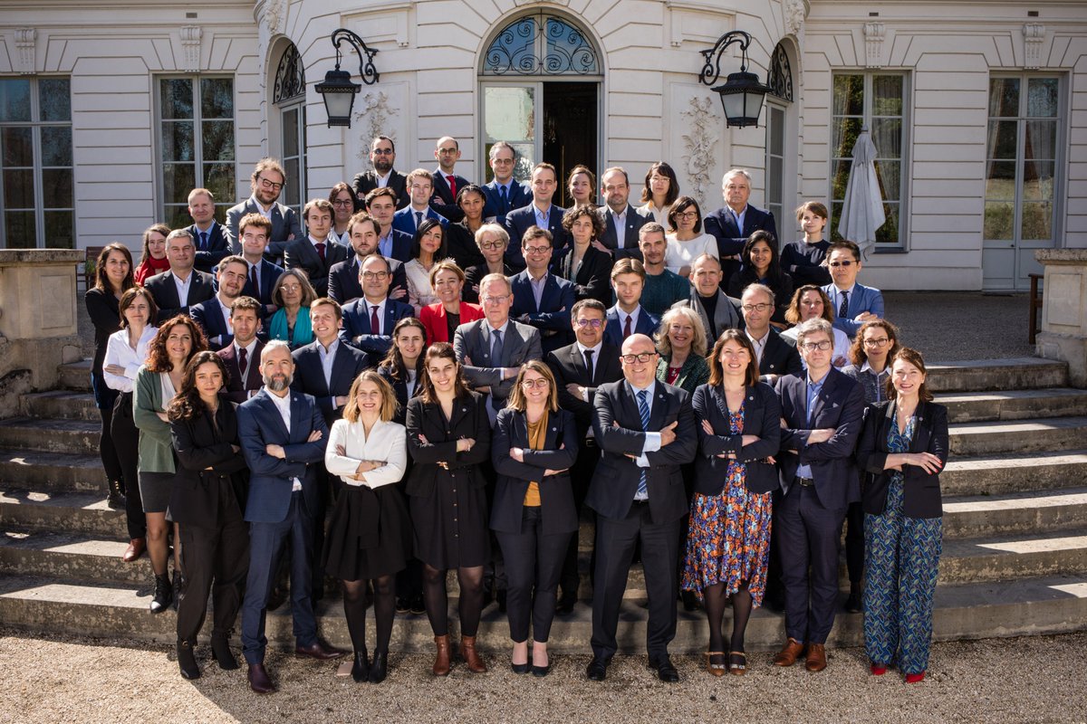 SGPI_avenir's tweet photo. #France2030 | Le @SGPI_avenir se transforme pour rapprocher le futur : une organisation interne refondée, une équipe aux compétences variées, un plan de transformation et de simplification ambitieux d’accès aux dispositifs financiers #dreamteam💪
➕ https://t.co/hMstBJzmf5 https://t.co/FyLiA0RrE8