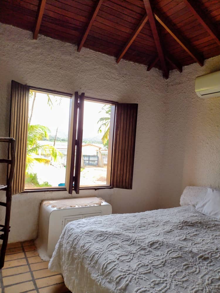 Bulldonio's tweet image. En Anzoátegui, en un pueblito llamado Boca de Uchire, a 3h (dependiendo de quien maneje) de CCS y 1h30m de PLC, este camino llamado &quot;La Castellana&quot; comienza con una hab. privada, muy cómoda, cama matrimonial, baño, aire acondicionado y TV satelital (sin WiFi... Por ahora)