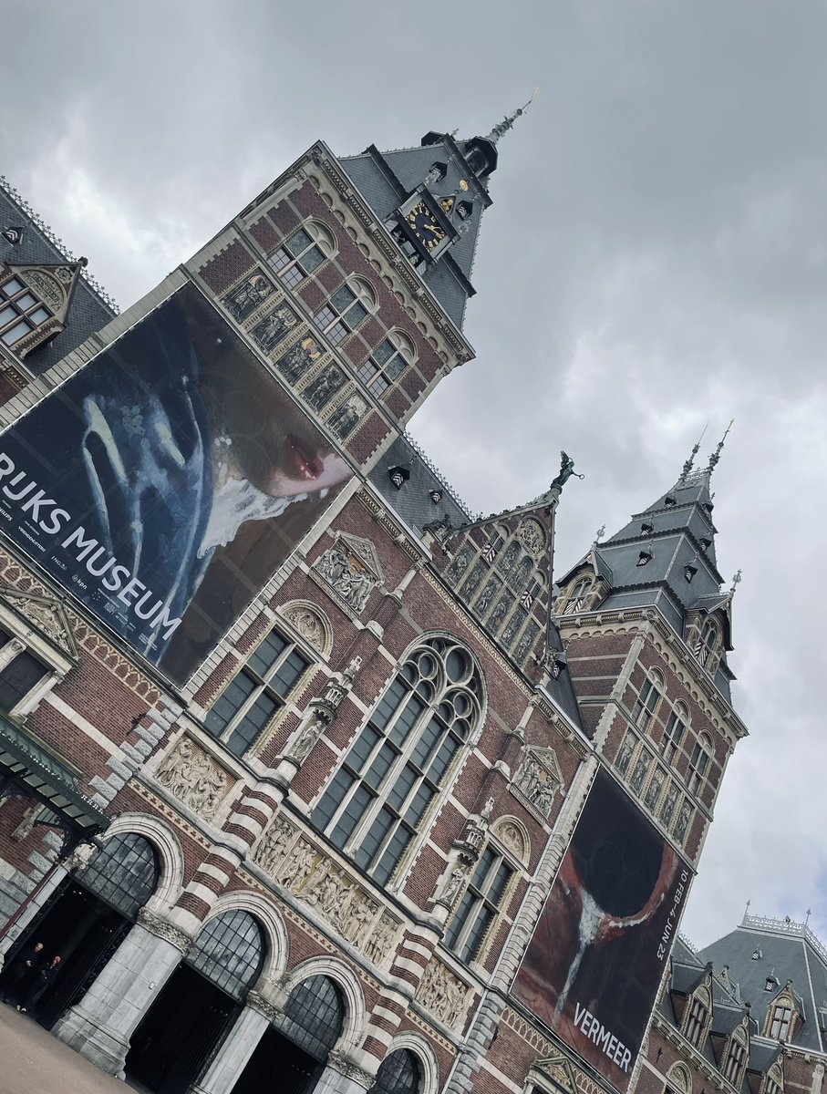 JilDirschauer's tweet photo. Heute habe ich die Vermeer-Ausstellung im @rijksmuseum in Amsterdam besucht. So inspirierend, endlich eins meiner Lieblingsgemälde im Original zu sehen! 
#Vermeer #Rijksmuseum
#Kunstgeschichte #Museum https://t.co/8ejtwHEpVY