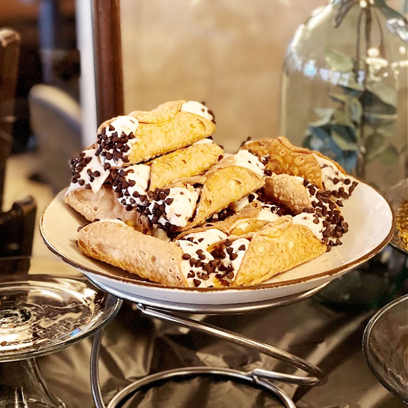 YnotItalian's tweet image. Don't forget to top off your #YnotItalian meal with our famous CANNOLI!
Filled with our secret blend of ricotta &amp;amp; dipped in chocolate chips 😘

📸 Google User: Hyzzel Lyn Ebete

#YnotFamily #YnotCannoli #VAItalianCuisine #757Eats #Dolce #VBEats #NorfolkBusinesses #VisitChesapeake