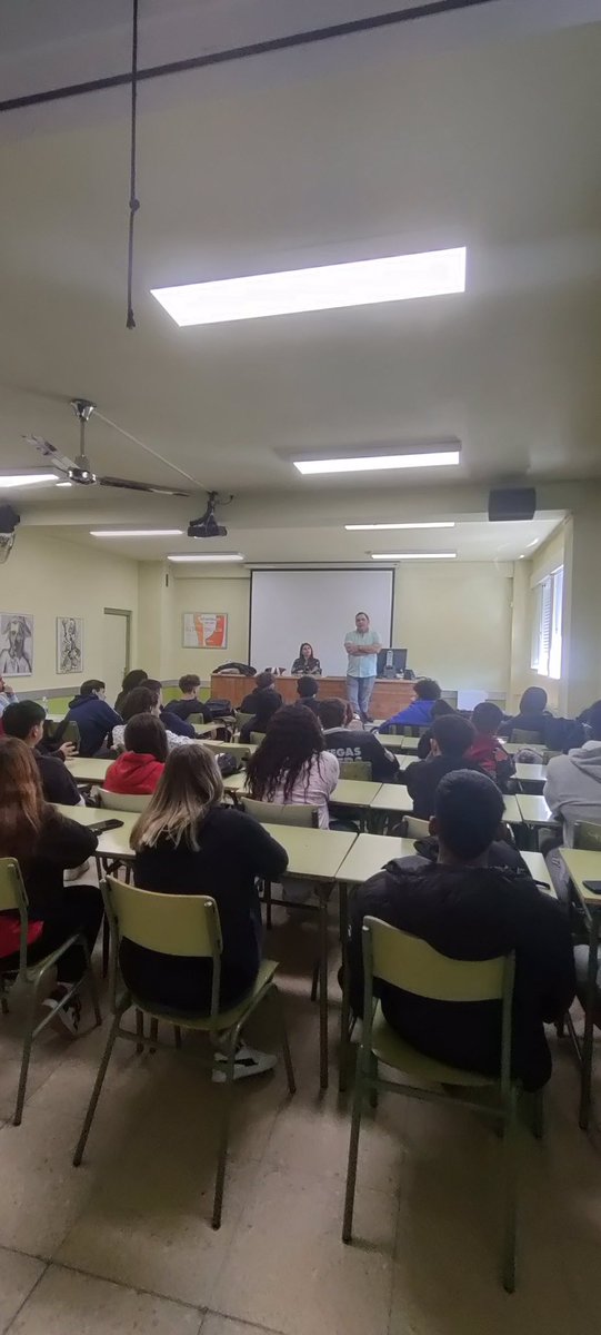 iestiernoparla's tweet photo. Hoy en el Tierno hemos celebrado la III Feria de las Profesiones. Orgullosos y satisfechos de contar un año más con la presencia de profesionales y ex alumnos que han compartido su experiencia académica y laboral con nuestros alumnos. Gracias a todos. https://t.co/wylDsHdmOw