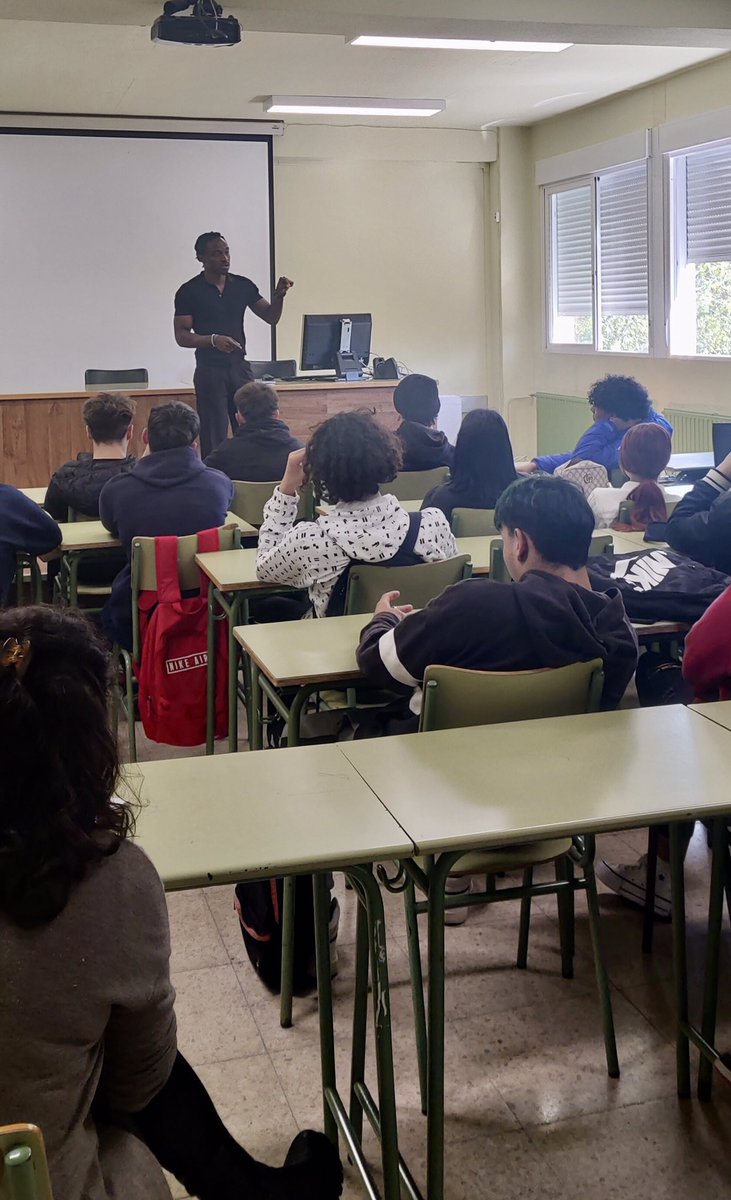 iestiernoparla's tweet photo. Hoy en el Tierno hemos celebrado la III Feria de las Profesiones. Orgullosos y satisfechos de contar un año más con la presencia de profesionales y ex alumnos que han compartido su experiencia académica y laboral con nuestros alumnos. Gracias a todos. https://t.co/wylDsHdmOw