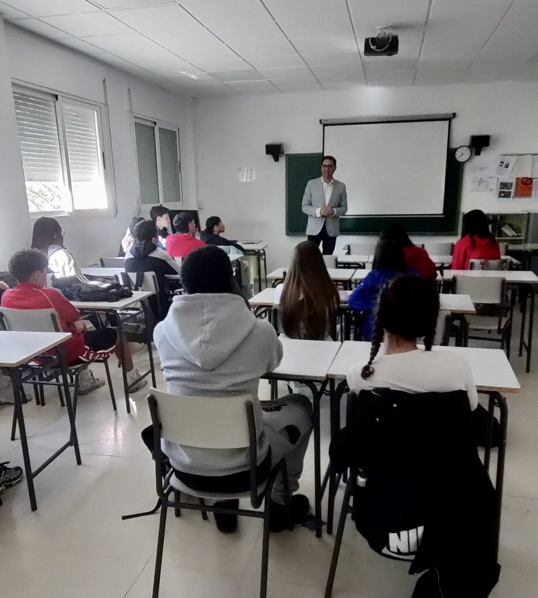 iestiernoparla's tweet photo. Hoy en el Tierno hemos celebrado la III Feria de las Profesiones. Orgullosos y satisfechos de contar un año más con la presencia de profesionales y ex alumnos que han compartido su experiencia académica y laboral con nuestros alumnos. Gracias a todos. https://t.co/wylDsHdmOw