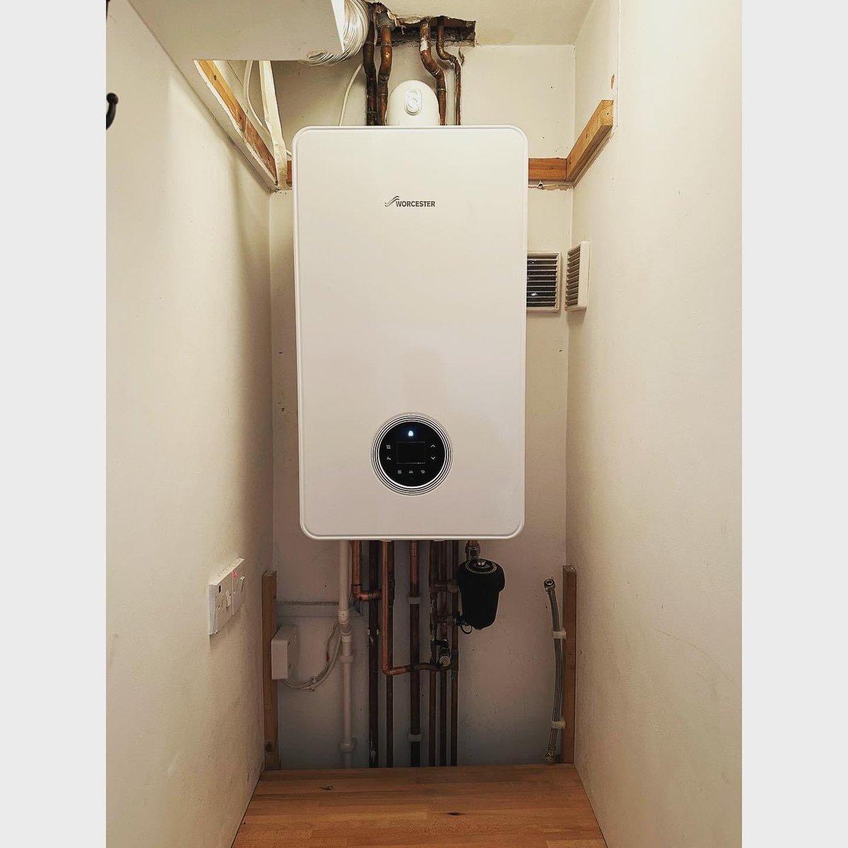 imaheating's tweet photo. 🔵 Time to upgrade your boiler? 🔵

Upgrading this customers combi boiler to a brand new Worcester Bosch 4000 boiler today. Smiles all round 👍🏼 

Get in contact with IMA Heating Solutions Ltd today for your free quotation. 

#worcesterbosch #heating #gas #plumbing #boiler #IMA https://t.co/qytGBVi7ba