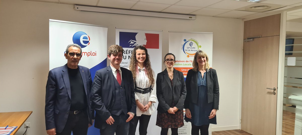 Stephaniedemai1's tweet photo. #tousMobilises #avecPoleEmploi  
Nos jeunes témoignent  de leur accompagnement  en Contrat d Engagement Jeune pour les 1 an du CEJ lors d une conférence  de presse. Theo raconte " j étais dans l ombre ça m a apporté de la lumière..." https://t.co/j4Q82IDHYh
