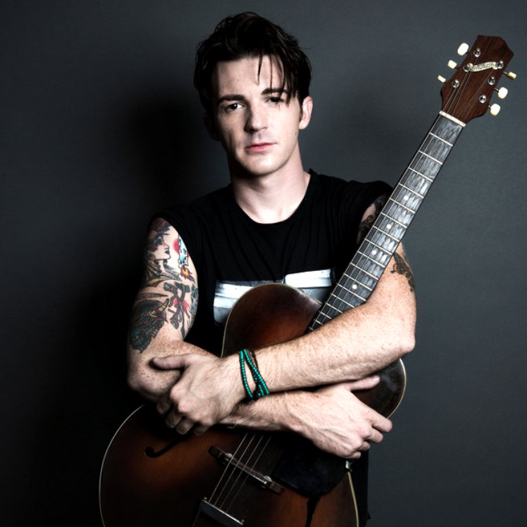 Desaparece el actor y cantante Drake Bell en Daytona Beach, Florida. La policía local emitió una ficha de búsqueda e investiga su paradero ya que se encuentran preocupados por su bienestar pues podría estar en riesgo.

#DrakeBell #Noticias #venganzaTv