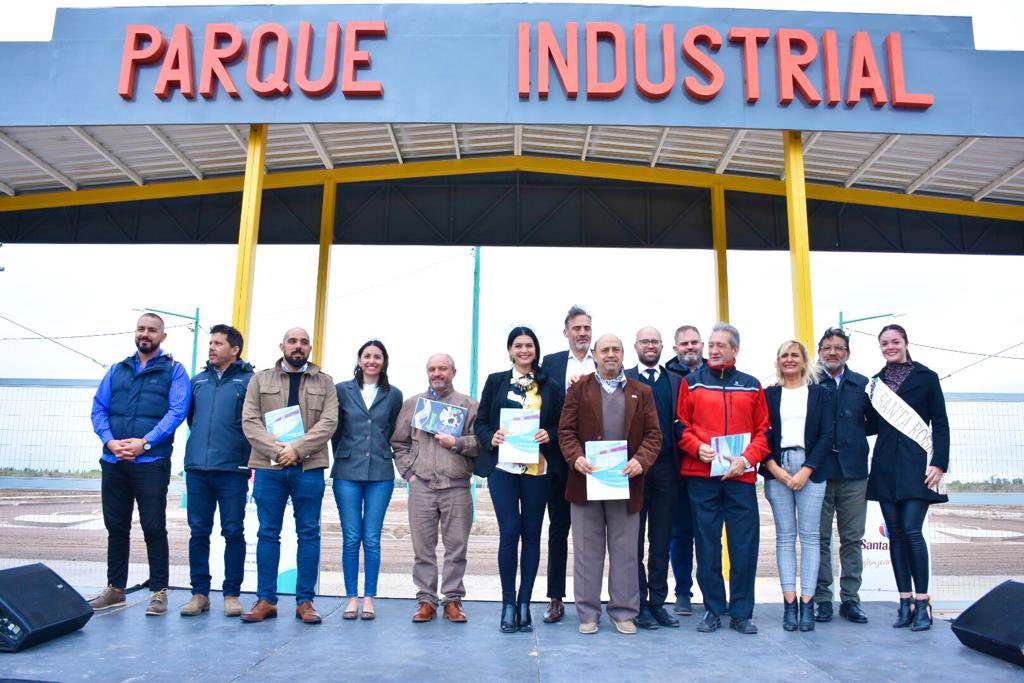 MFlorDestefanis's tweet photo. Junto a empresarios de toda la provincia y el equipo de @ARSATSA , presentamos el avance de obras de nuestro Primer Parque Industrial en Santa Rosa. Estamos poniendo en condiciones un espacio que generará empleo y futuro para los santarrosinos. https://t.co/ZZb30PPejG