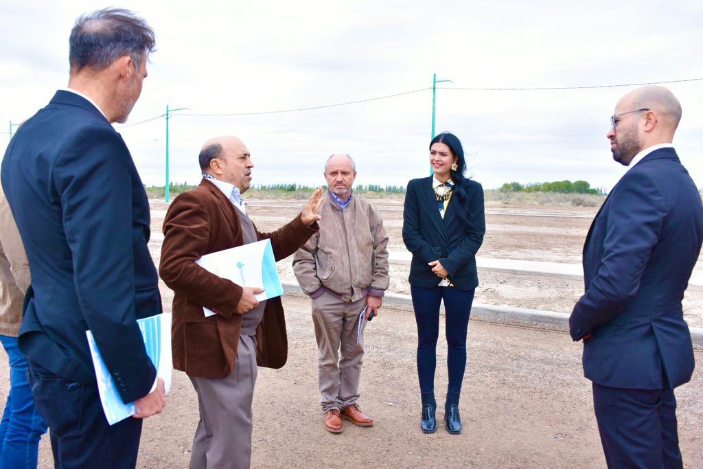 MFlorDestefanis's tweet photo. Junto a empresarios de toda la provincia y el equipo de @ARSATSA , presentamos el avance de obras de nuestro Primer Parque Industrial en Santa Rosa. Estamos poniendo en condiciones un espacio que generará empleo y futuro para los santarrosinos. https://t.co/ZZb30PPejG