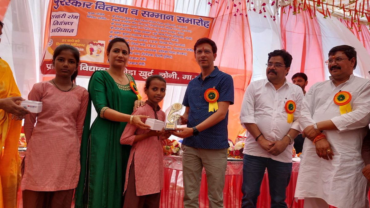 BsaGhaziabad's tweet photo. आज लोनी गाजियाबाद के प्राथमिक विद्यालय भनेड़ा खुर्द में जिला बेसिक शिक्षा अधिकारी द्वारा पाठ्यपुस्तक वितरण,छात्रों का अभिनंदन, संचारी रोग उन्मूलन अभियान, एवं ��्कूल चलो अभियान का प्रचार प्रसार किया गया।
#SchoolChaloAbhiyanUP
#उत्तर_प्रदेश_निपुण_प्रदेश
#बेसिक_के_स्मार्ट_बच्चे https://t.co/1Z217xIMs9