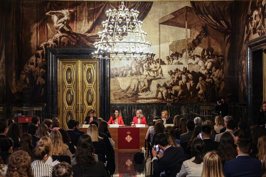 🇺🇳 La consellera <a href="/MeritxellSerret/">Meritxell Serret Aleu</a> inaugura el <a href="/CMUNbcn/">C'MUN 2023</a> al Saló de Cròniques de <a href="/bcn_ajuntament/">Ajuntament de Barcelona</a> 

Serret ha anunciat que el <a href="/govern/">Govern de Catalunya</a> augmenta la dotació de les #BequesCanigó en un 50%, fins a arribar als 500.000 €, i ha suprimit el límit d’edat per optar-hi