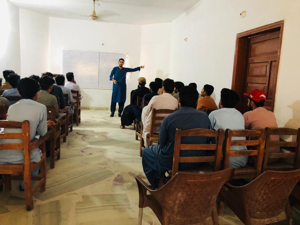 SIT_language's tweet photo. SIT Readers' Club held a book review session on Saturday, April 8th. The session's presenter was Irfan Baloch, a staff member at SIT Hub. He gave his excellent review of the 1984 book by George Orwell. With its Readers' Club, SIT aims to promote reading and writing culture. https://t.co/RsOwviogfc