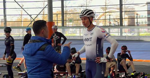 De inlineskaters zijn hard aan het trainen, want zaterdag wordt in Heerenveen de eerste landelijke baanwedstrijd van dit jaar verreden. Daarna volgen de Europa Cup wedstrijden in Geisingen, Gross Gerau en Heerde. >>schaatsen.nl/video/inlinesk…