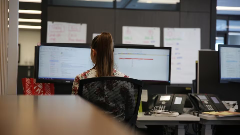 Est-ce que le citoyen est mieux servi par des fonctionnaires en télétravail? « C’est une question qui est très difficile à répondre », affirme Pierre Martel, professeur à <a href="/uOttawa/">Université d'Ottawa | University of Ottawa</a> et ancien haut fonctionnaire au micro de <a href="/MelCulture/">Mélanye Boissonnault</a> 🎙️

⏯️ ici.radio-canada.ca/ohdio/premiere…