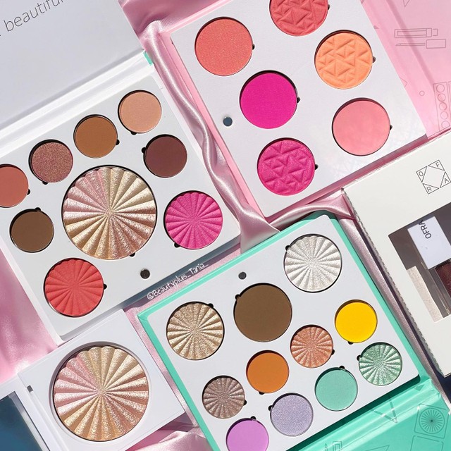 OFRACosmetics's tweet photo. Hey OFRA Fam! We think it's time for a #giveaway! 4⃣Beauties will have the chance to win our latest Project Influencer collabs (@AllieDawson89, @hotmessmommaof4, @glamwithsuzan and @JessicaDadlani) All you have to do is: Follow us &amp; tag a bestie below ❤️ RT for an extra entry https://t.co/GBCuOuencT