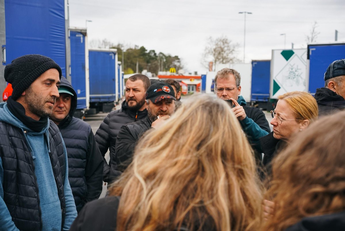 FaireMobilitaet's tweet image. Zusammenhalt in  #Gräfenhausen auch heute ungebrochen. Das gilt auch für den  Besucherstrom aus Gewerkschaften, Landes- und Bundespolitik und von  Pressevertreter*innen. Toll auch die vielen LKWs, die am Platz solidarisch grüßend vorbeifahren. 
@_verdi @dgb_news @SKoerzell