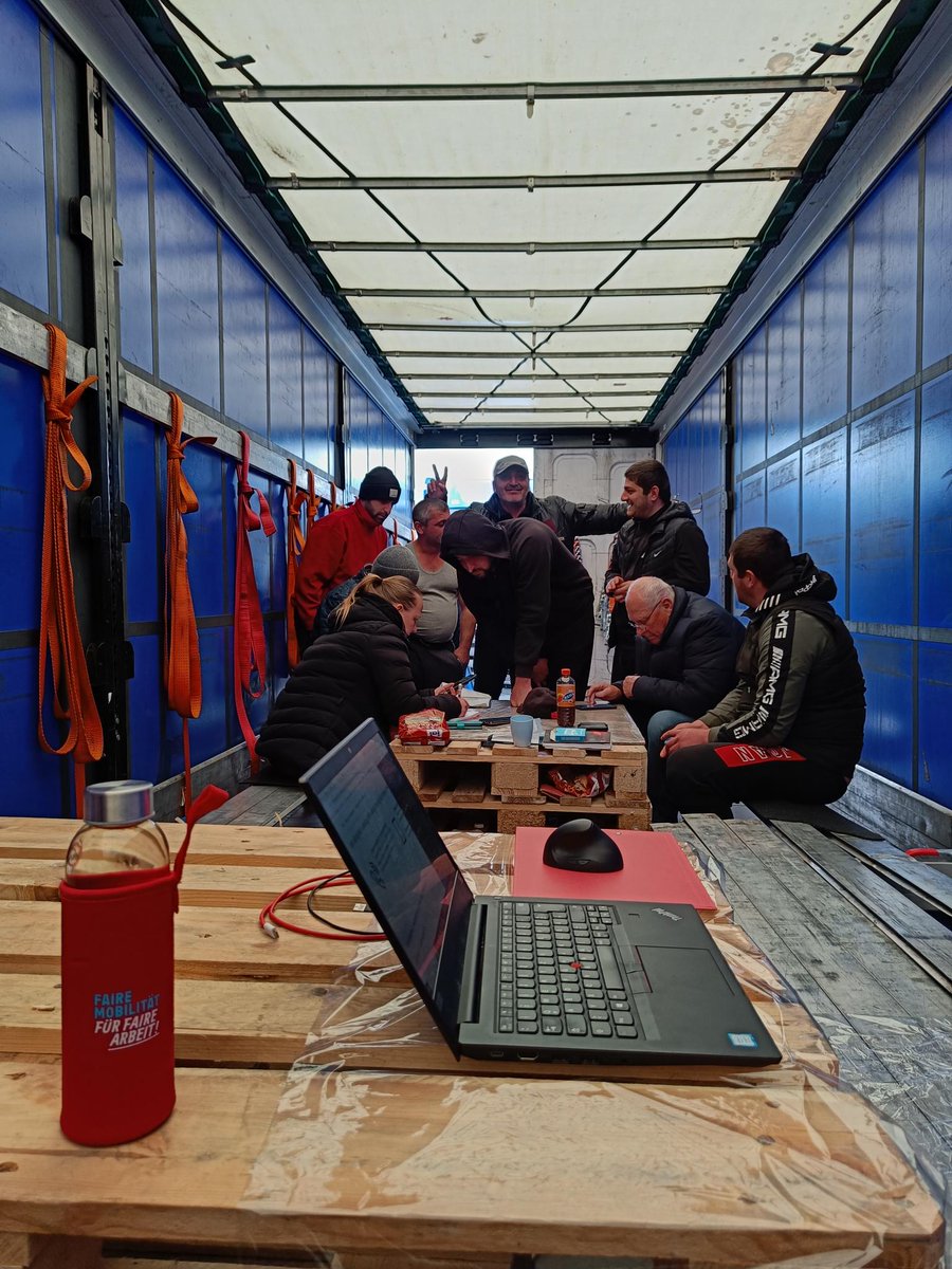 FaireMobilitaet's tweet image. Zusammenhalt in  #Gräfenhausen auch heute ungebrochen. Das gilt auch für den  Besucherstrom aus Gewerkschaften, Landes- und Bundespolitik und von  Pressevertreter*innen. Toll auch die vielen LKWs, die am Platz solidarisch grüßend vorbeifahren. 
@_verdi @dgb_news @SKoerzell