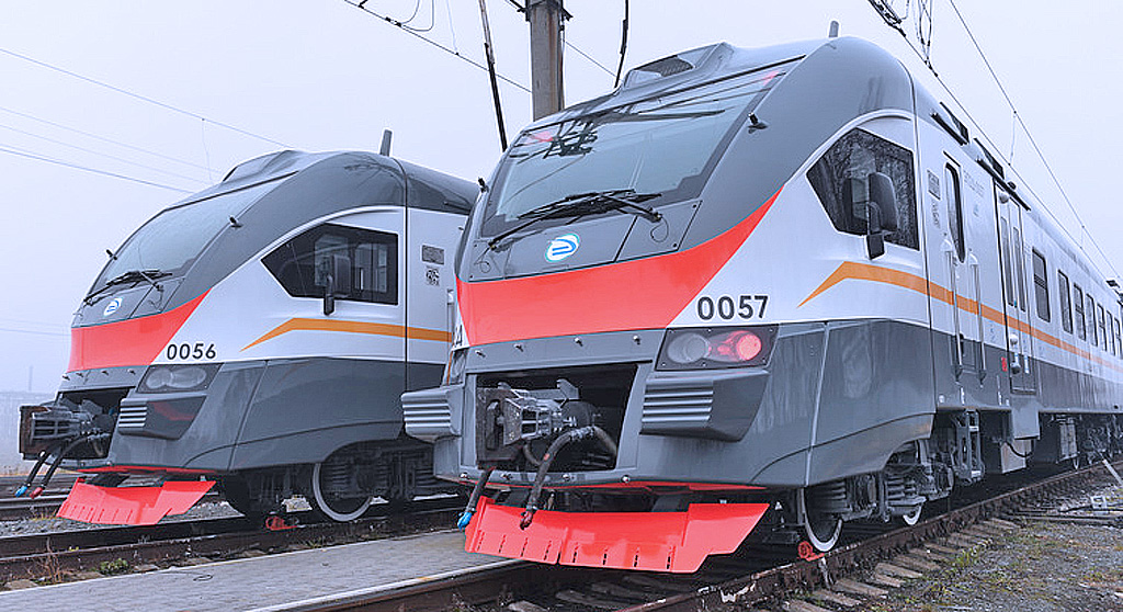 TehnoRussia's tweet photo. Весной 2023 года подписан контракт на поставку в течение этого года 42 новых электропоездов российского производства ЭП2Д и ЭП3Д для железных дорог в европейской части России, Сибири и Дальнего Востока. ПОДРОБНОСТИ: https://t.co/fd8NXHFguj https://t.co/BXGvMuhe3c
