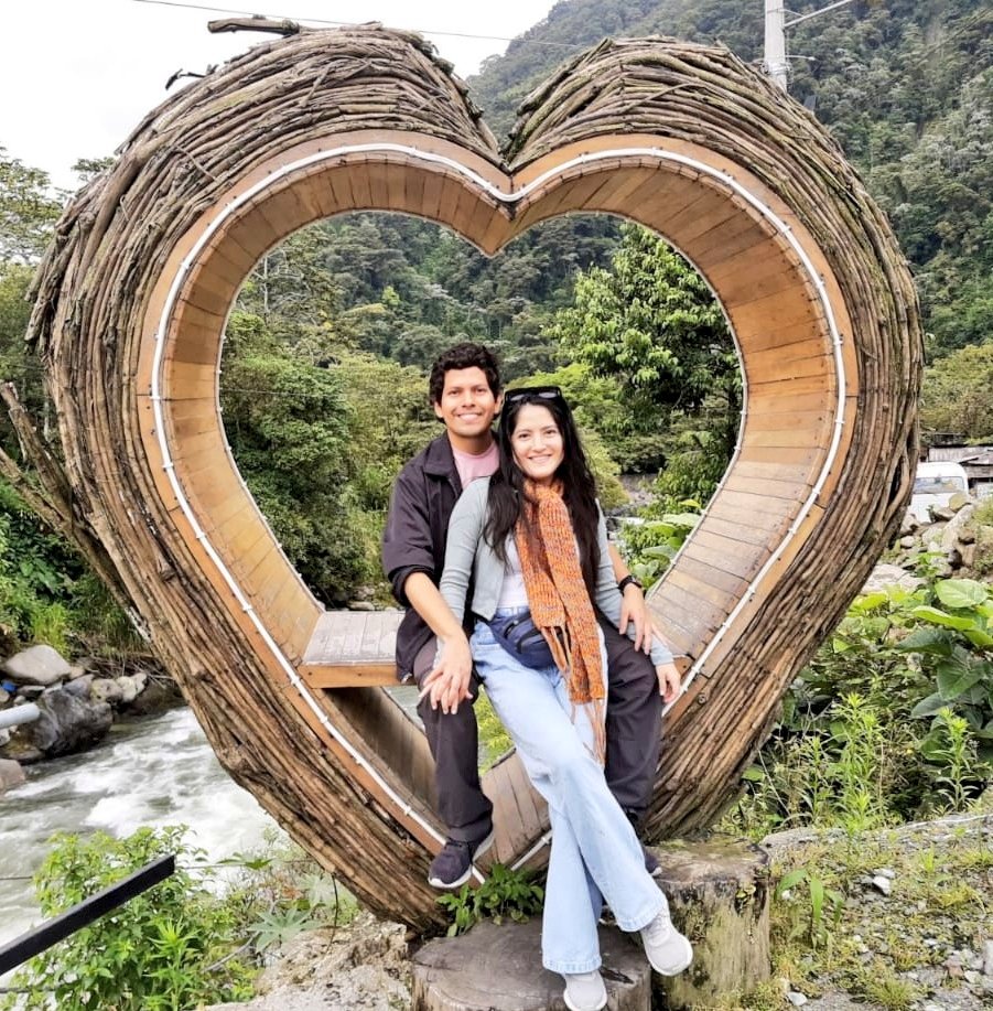 Krizpy96's tweet photo. Me quedaría corta describiendolo: dibujos, poemas, viajes, uf. La 2° foto: por la pandemia me quedé en confinamiento en Babahoyo con 1 amiga por 2 meses, cómo estaba triste @el_sukii me invitó a una cita por videollamada arregladitos, siempre preocupándose porque esté bien ❤️‍🩹 https://t.co/ZkGQiSEHwV