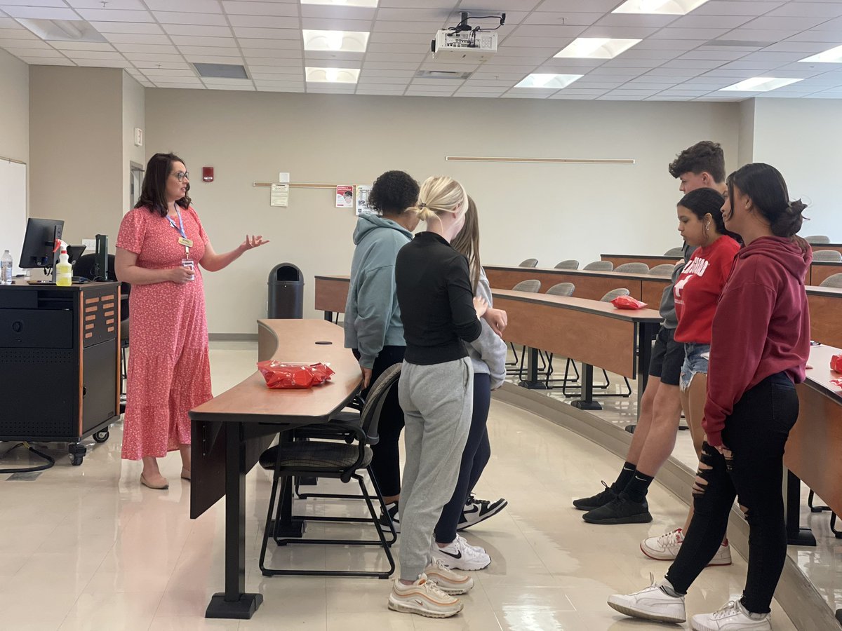 RedtpWku's tweet photo. Excellent day to have future teachers from @GwoodHS  ! Special thanks to @DrMargarella and students- Grace and Tara for speaking to the group! https://t.co/hXEBsNrW8m
