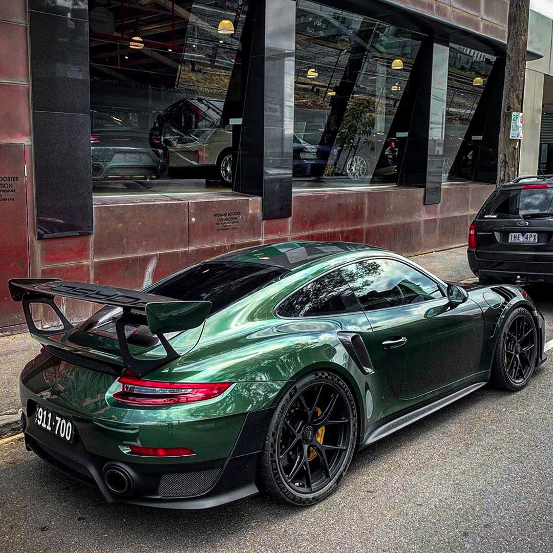 Auto_Porn's tweet photo. Porsche 911 GT2 RS in Oak Green metallic https://t.co/vLArMLLNDw