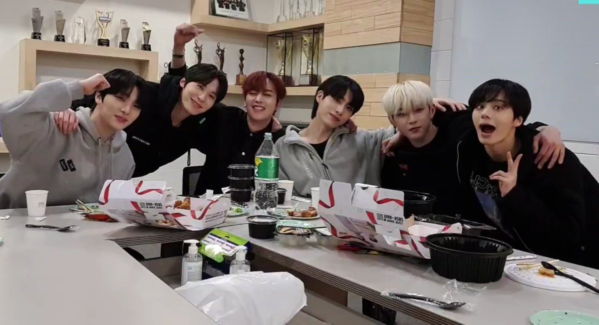 socola090119's tweet photo. I still keep a dream that is before ONEUS's comeback, RBW will give us a statement about RV, and says that he will be back to the group...

#RBW_Statement_For_RAVN 
#RBW_김영조의최신뉴스 
#RAVN https://t.co/ZMKLJIs9ad