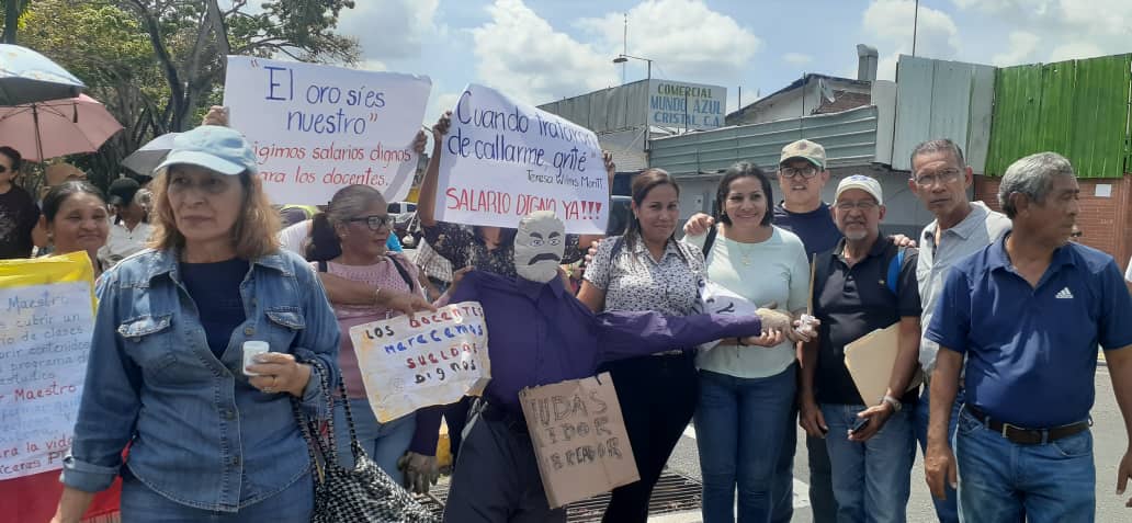 wjtovar's tweet photo. #13Abril Los Educadores mantienen su lucha, claros en sus objetivos;defender sus derechos humanos; poder alimentarse con su familia,  poder tener para sus aspectos personales y lograr poder trasladarse a su centros de trabajo.  La Educación y sus Educadores es desarrollo social https://t.co/G47AQH2i3d
