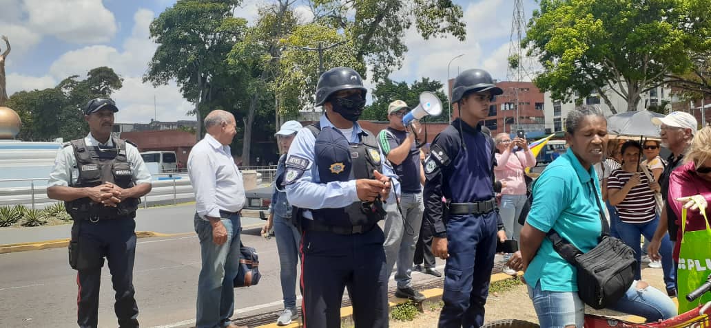 wjtovar's tweet photo. #13Abril Los Educadores mantienen su lucha, claros en sus objetivos;defender sus derechos humanos; poder alimentarse con su familia,  poder tener para sus aspectos personales y lograr poder trasladarse a su centros de trabajo.  La Educación y sus Educadores es desarrollo social https://t.co/G47AQH2i3d