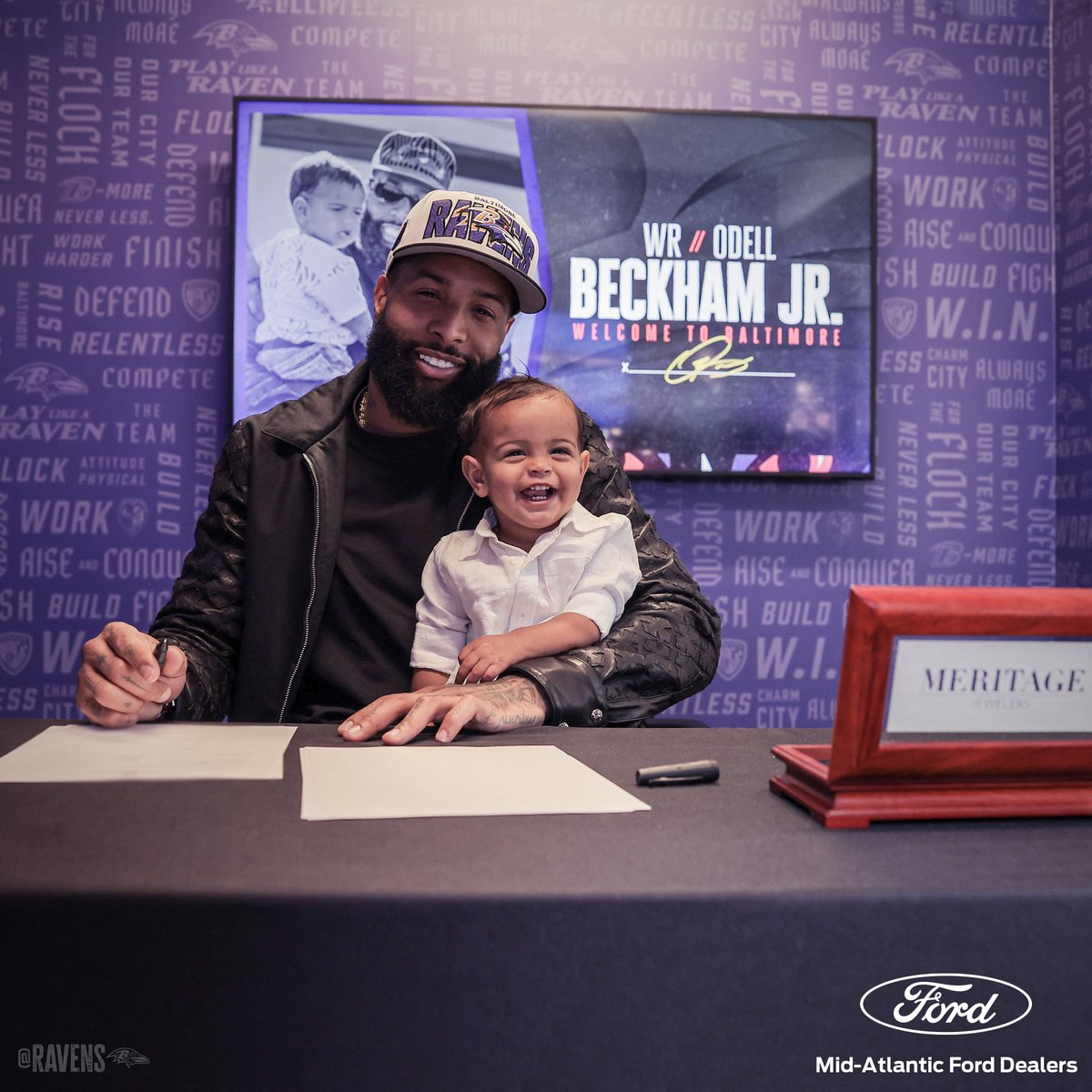 Ravens's tweet photo. All smiles for dad making it official 🥺️💜
@obj https://t.co/I3TyGU9U9f