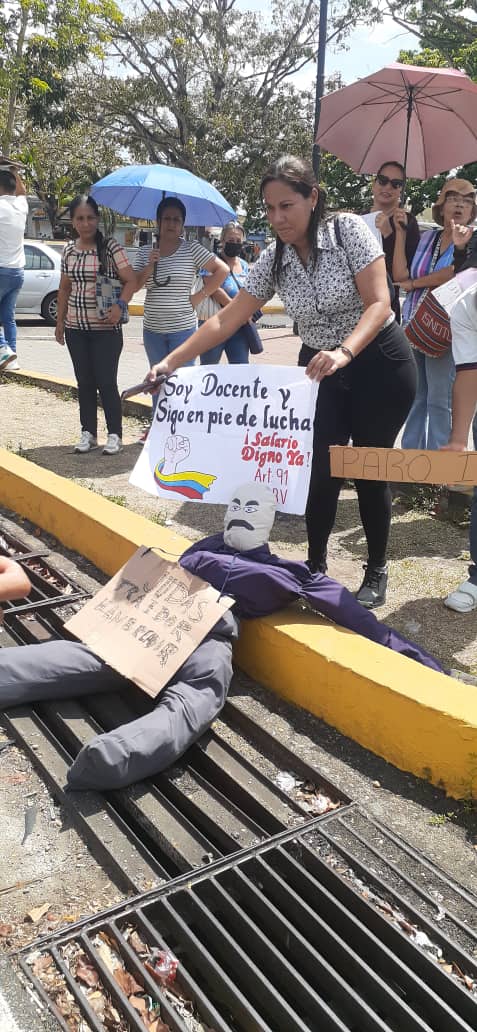wjtovar's tweet photo. #13Abril Los Educadores mantienen su lucha, claros en sus objetivos;defender sus derechos humanos; poder alimentarse con su familia,  poder tener para sus aspectos personales y lograr poder trasladarse a su centros de trabajo.  La Educación y sus Educadores es desarrollo social https://t.co/G47AQH2i3d