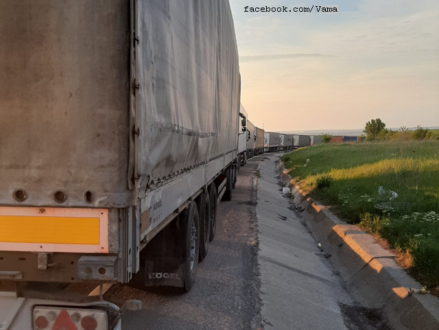 RRInternational's tweet photo. Câteva sute de #tiruri #ucrainene aşteaptă, cel puţin cinci zile, în diferite zone ale oraşului Isaccea să iasă din #România, iar şoferii acestora cred că introducerea unui nou bac care să treacă #Dunărea este o soluţie pentru a scădea timpii de aşteptare. https://t.co/CUwBmI3CP8