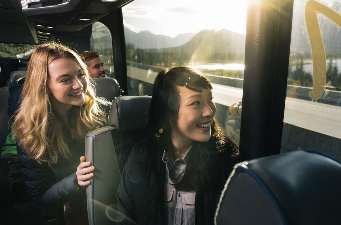 REMINDER: Reservations for the Parks Canada shuttle to Lake Louise &amp; Moraine Lake are now open! 🚍
Let us do the driving! Booking a shuttle is the easiest way to visit these lakes this summer.
Make a reservation: ow.ly/VpC150NwcuP