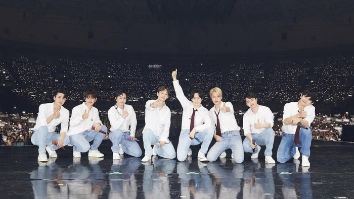 pannatic's tweet photo. Fans are in disbelief as SM Ent. posts 4K fan cams of EXO's Love Me Right performance at their recent fan meeting 

https://t.co/nouPUOyhC7
#EXO #엑소 https://t.co/kyE2IrG7bo